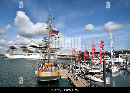 Tall Ship Kaskelot, ein 3-Mast Bark und eines der größten verbleibenden holzschiffe in Kommission, neben modernen Boote und Luxus Yachten in der Marina auf der Southampton Boat Show, die bis 23. September bei Mayflower Park, Southampton läuft. Stockfoto