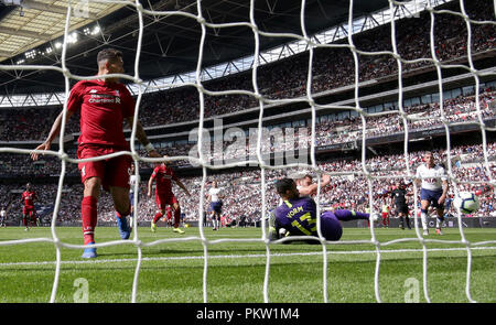 Liverpools Roberto Firmino (links) Kerben zweiten Ziel seiner Seite des Spiels während der Premier League Match im Wembley Stadion, London. Stockfoto