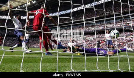 Liverpools Roberto Firmino (links) Kerben zweiten Ziel seiner Seite des Spiels während der Premier League Match im Wembley Stadion, London. Stockfoto