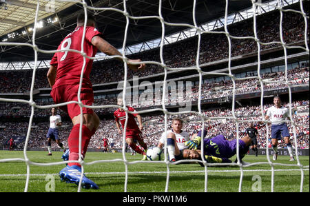 Liverpools Roberto Firmino (links) Kerben zweiten Ziel seiner Seite des Spiels während der Premier League Match im Wembley Stadion, London. Stockfoto