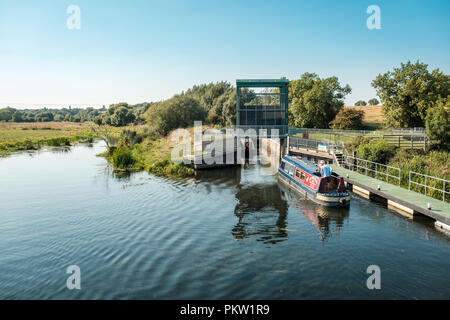 WOODFORD, NORTHAMPTONSHIRE, ENGLAND - 2. September 2018. Zwei schmale Boote geben Sie Woodford Lock auf dem Fluss Nene in Northamptonshire auf einem hellen, sonnigen Stockfoto