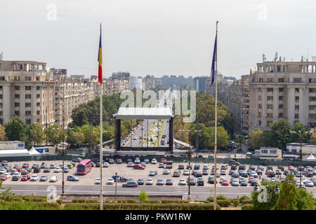 Dach Blick hinunter auf Piața Constituției und entlang Bulevardul Unirii, der Palast des Parlaments, Bukarest, Rumänien. Stockfoto