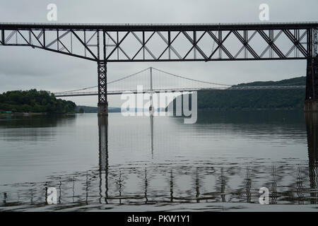 Die Poughkeepsie Eisenbahnbrücke (im Vordergrund) zum 1. Januar 1889 eröffnet und ist heute eine Fußgängerzone und ein Gang über den Hudson River. Stockfoto