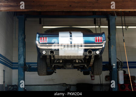 Ein vintage Classic American Auto auf den Lift in einer Reparaturwerkstatt in Venice Beach, Kalifornien Stockfoto