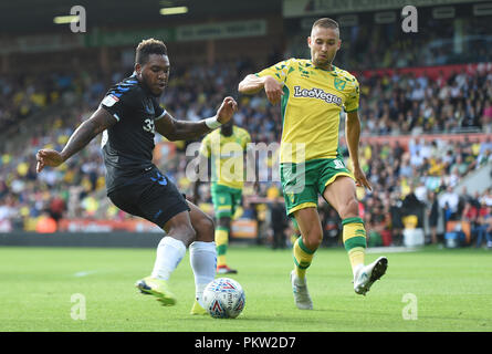 Middlesbrough ist Britt Assombalonga (links) hat seine Schoß blockiert von Norwich City Moritz Leitner während der Sky Bet Championship Match an der Carrow Road, Norwich. Stockfoto
