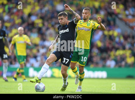 Middlesbrough Mo's Besic (links) und Norwich City Moritz Leitner während der Sky Bet Championship Match an der Carrow Road, Norwich. Stockfoto