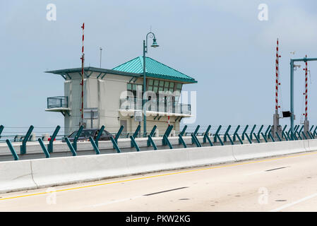 Zugbrücke Barrieren und Control Office am Gulf Boulevard, Johns Pass, Madiera Beach, Florida, USA Stockfoto