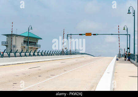 Zugbrücke Barrieren und Control Office am Gulf Boulevard, Johns Pass, Madiera Beach, Florida, USA Stockfoto