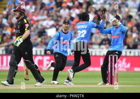 Sussex Haie Tymal Mühlen feiert wie Somerset von Steve Davies hinter während der Vitalität T20 Blast Semi Final Match auf der Finale Tag bei Edgbaston, Birmingham gefangen ist. Stockfoto