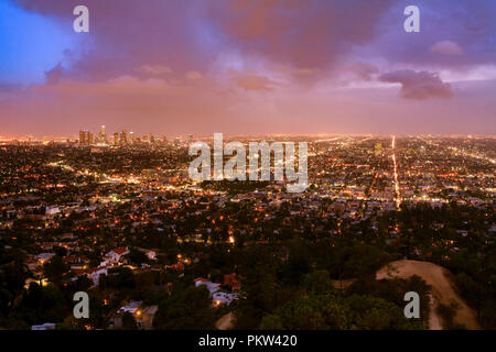 Sonnenuntergang über Los Angeles Skyline von Griffith Observatory gesehen Stockfoto