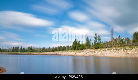 Die Wolken im See widerspiegeln Stockfoto