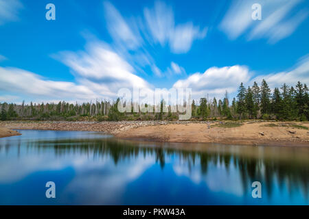 Die Wolken im See widerspiegeln Stockfoto