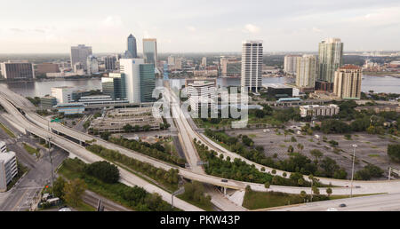 Licht Verkehr besteht vor Sonnenuntergang in Jacksonville, Florida in diesem Luftbild mit St Johns River Stockfoto