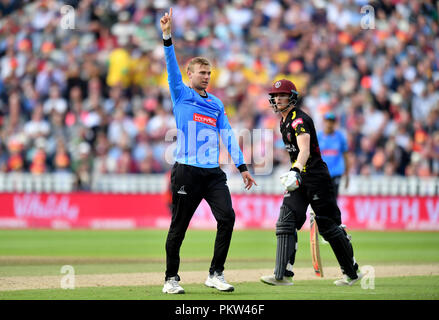 Sussex Haie Danny Briggs feiert läuft aus Somerset ist Tom Abell (rechts) während die Vitalität T20 Blast Semi Final Match auf der Finale Tag bei Edgbaston, Birmingham. Stockfoto