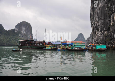 Halong Bucht, Vietnam Stockfoto