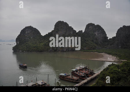 Halong Bucht, Vietnam Stockfoto