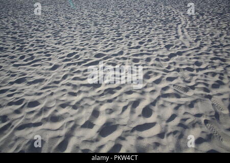 Weißen und feinem Sand am Strand, haben die Welle unter dem Wind in Shirahama sand Strand Stockfoto