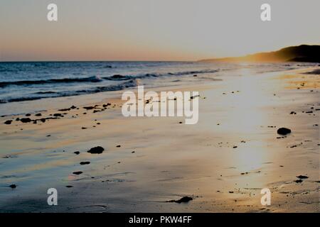 Sonnenuntergang am Strand des Atlantischen Ozeans in Tarifa, Spanien Stockfoto