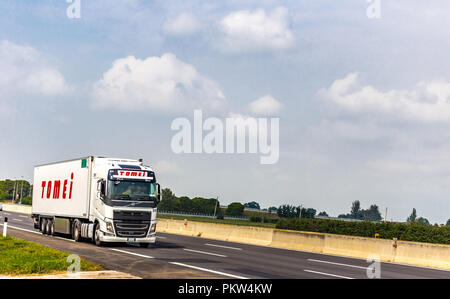 FAENZA (RA), 15. SEPTEMBER 2018: Das Fahrzeug mit der TOMEI Logo bewegt sich schnell auf der Autobahn Stockfoto