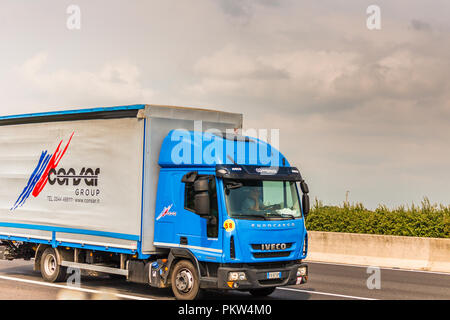 FAENZA (RA), 15. SEPTEMBER 2018: Das Fahrzeug mit der CONSAR GRUPPE Logo bewegt sich schnell auf der Autobahn Stockfoto