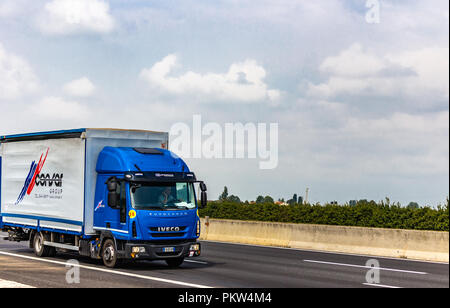 FAENZA (RA), 15. SEPTEMBER 2018: Das Fahrzeug mit der CONSAR GRUPPE Logo bewegt sich schnell auf der Autobahn Stockfoto