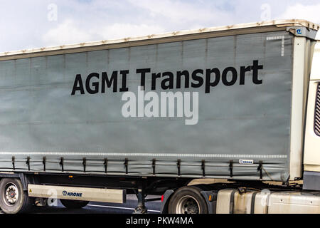 FAENZA (RA), 15. SEPTEMBER 2018: Das Fahrzeug mit der Agmi TRANSPORT Logo bewegt sich schnell auf der Autobahn Stockfoto