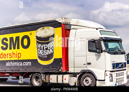 FAENZA (RA), 15. SEPTEMBER 2018: Das Fahrzeug mit der HYPERDESMO Logo bewegt sich schnell auf der Autobahn Stockfoto