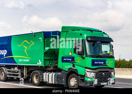 FAENZA (RA), 15. SEPTEMBER 2018: Das Fahrzeug mit der JOST GRUPPE Logo bewegt sich schnell auf der Autobahn Stockfoto