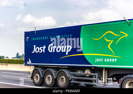 FAENZA (RA), 15. SEPTEMBER 2018: Das Fahrzeug mit der JOST GRUPPE Logo bewegt sich schnell auf der Autobahn Stockfoto