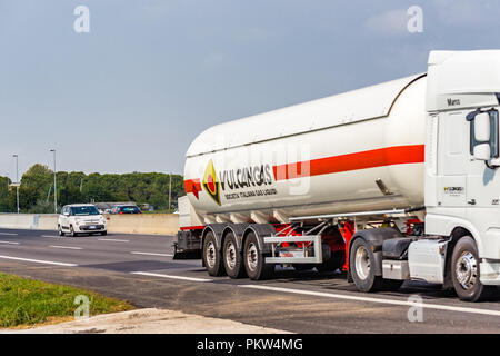 FAENZA (RA), 15. SEPTEMBER 2018: Das Fahrzeug mit der VULCANGAS Logo bewegt sich schnell auf der Autobahn Stockfoto