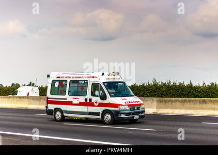 FAENZA (RA), 15. SEPTEMBER 2018: Der Krankenwagen bewegt sich schnell auf der Autobahn Stockfoto