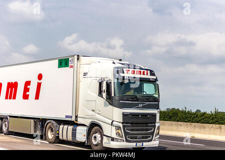 FAENZA (RA), 15. SEPTEMBER 2018: Das Fahrzeug mit der TOMEI Logo bewegt sich schnell auf der Autobahn Stockfoto