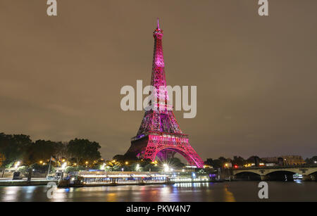 Die Lichtshow auf dem Eiffelturm, in der Nacht vom 13. September 2018 den 160. Jahrestag der Japan-France Freundschaft zu feiern. Stockfoto