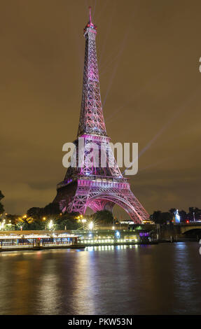 Die Lichtshow auf dem Eiffelturm, in der Nacht vom 13. September 2018 den 160. Jahrestag der Japan-France Freundschaft zu feiern. Stockfoto