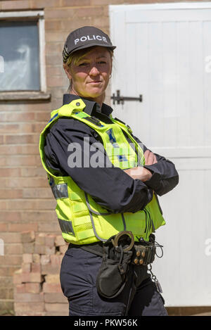 Porträt einer Polizistin in Uniform stehend an einem Tatort Stockfoto