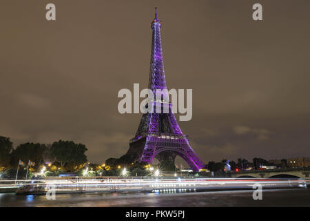 Die Lichtshow auf dem Eiffelturm, in der Nacht vom 13. September 2018 den 160. Jahrestag der Japan-France Freundschaft zu feiern. Stockfoto