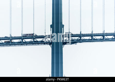 04-2018 New York, USA. Verrazano-Narrows Brücke über den Hafen von New York. Ca.-1964 Hängebrücke mit 693-ft.-hohe Türme & Verlinkung Brooklyn & Stockfoto