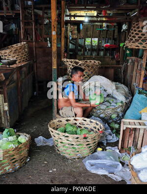 Cebu City, Philippines-October 18, 2016: philippinischen Hersteller vertrieb Kohlköpfe im CO2-Markt - der ältesten und größten Bauernmarkt in der Stadt - für die genannten Stockfoto