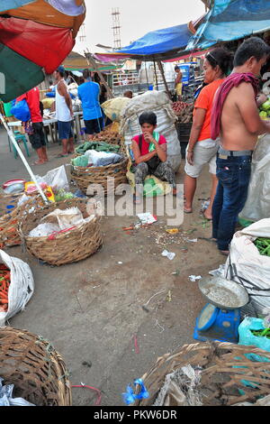 Cebu City, Philippines-October 18, 2016: Philippinische Anbieter Umsatz Gemüse im CO2-Markt - der ältesten und größten Bauernmarkt in der Stadt - für Th benannt Stockfoto