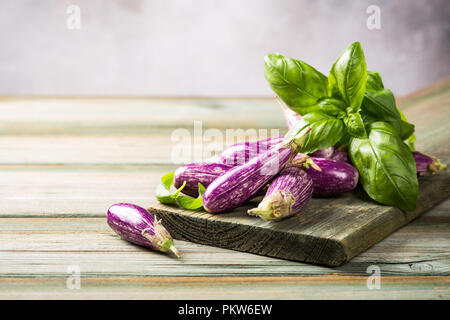 Haufen kleine Aubergine oder Aubergine Stockfoto