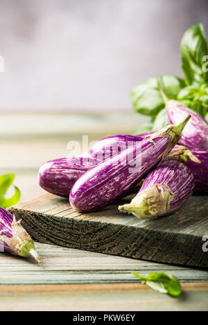 Haufen kleine Aubergine oder Aubergine Stockfoto