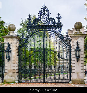Tor zu "The Breakers", einer Vanderbilt Mansion, einem nationalen historischen Wahrzeichen - Newport, Rhode Island Stockfoto