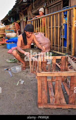 Cebu, Philippines-October 18, 2016: Mensch macht Holzkisten für Gemüse. Co2-Markt ältesten und größten Bauernmarkt in der Stadt - für die Depo benannt Stockfoto