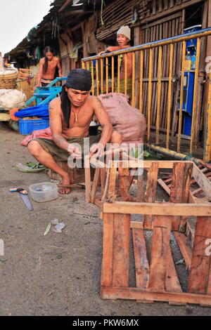 Cebu, Philippines-October 18, 2016: Mensch macht Holzkisten für Gemüse. Co2-Markt ältesten und größten Bauernmarkt in der Stadt - für die Depo benannt Stockfoto