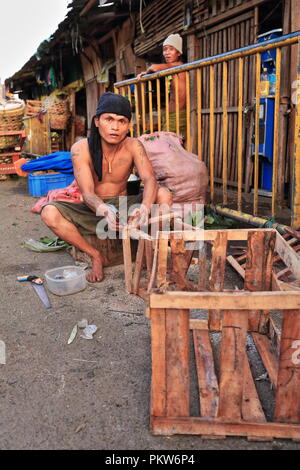 Cebu, Philippines-October 18, 2016: Mensch macht Holzkisten für Gemüse. Co2-Markt ältesten und größten Bauernmarkt in der Stadt - für die Depo benannt Stockfoto