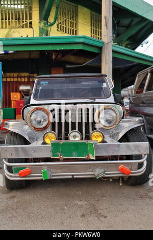 Filipino grau-silbrige dyipni - Jeepney. Die öffentlichen Verkehrsmittel im CO2-Markt - ursprünglich aus US.military Autos übrig von WW.II lokal verändert Stockfoto