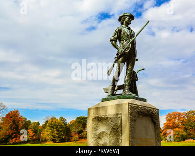 Concord, MA-Minuteman Statue von der Old North Bridge. Die Statue zeigt ein Bauer, ein Soldat im revolutionären Krieg zu kämpfen. Stockfoto