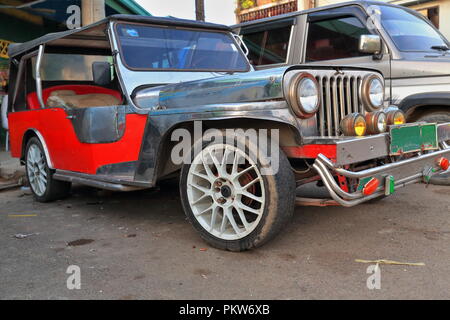 Filipino grau-silbrige dyipni - Jeepney. Die öffentlichen Verkehrsmittel im CO2-Markt - ursprünglich aus US.military Autos übrig von WW.II lokal verändert Stockfoto