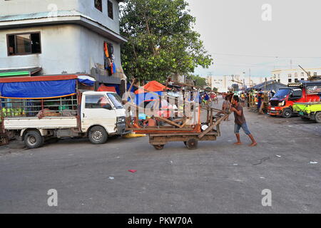 Cebu, Philippines-October 18, 2016: Porter transportiert eine Marktstruktur auf einem Trolley-CO2-Markt die älteste und größte Bauernmarkt in der Stadt-l Abschaltdruck Stockfoto