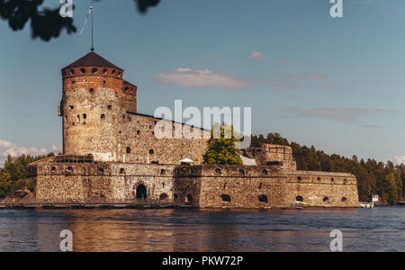 Burg Olavinlinna in Savonlinna Finnland an einem sonnigen Tag Stockfoto